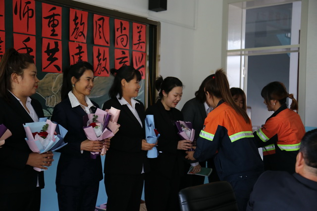 教師節情暖教育一線 多寶山銅業慰問“人類靈魂的工程師” (8)-640.JPG