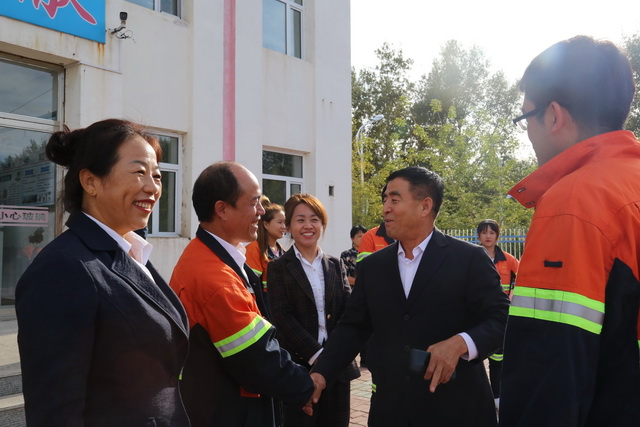 教師節情暖教育一線 多寶山銅業慰問“人類靈魂的工程師” (3)-640.JPG